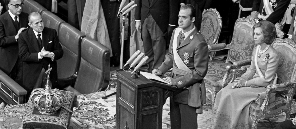 (Foto de ARCHIVO)
Juan Carlos de Borbón durante su discurso en el que jura las Leyes junto al presidente de las Cortes, Alejandro Rodríguez de Valcárcel (1i), y Sofía de Grecia y Dinamarca (1d), y es proclamado Rey de España, en el Congreso de los Diputados, en Madrid a 22 de noviembre de 1975

José Cuadrado / Europa Press
14 NOVIEMBRE 2025
22/11/1975
