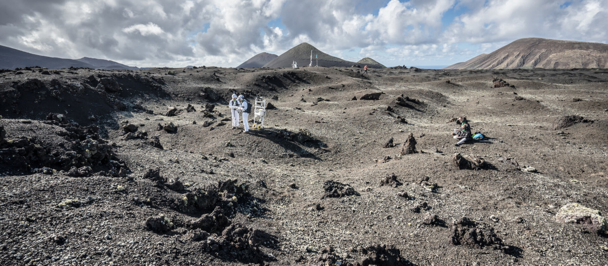 Astronautas, astrobiólogos e ingenieros espaciales explorando los paisajes volcánicos de la isla canaria de Lanzarote