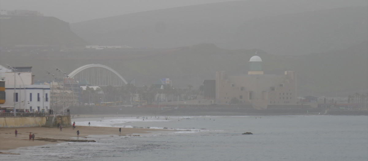 La calima visible desde la playa de 'Las Canteras' de Las Palmas de Gran Canaria