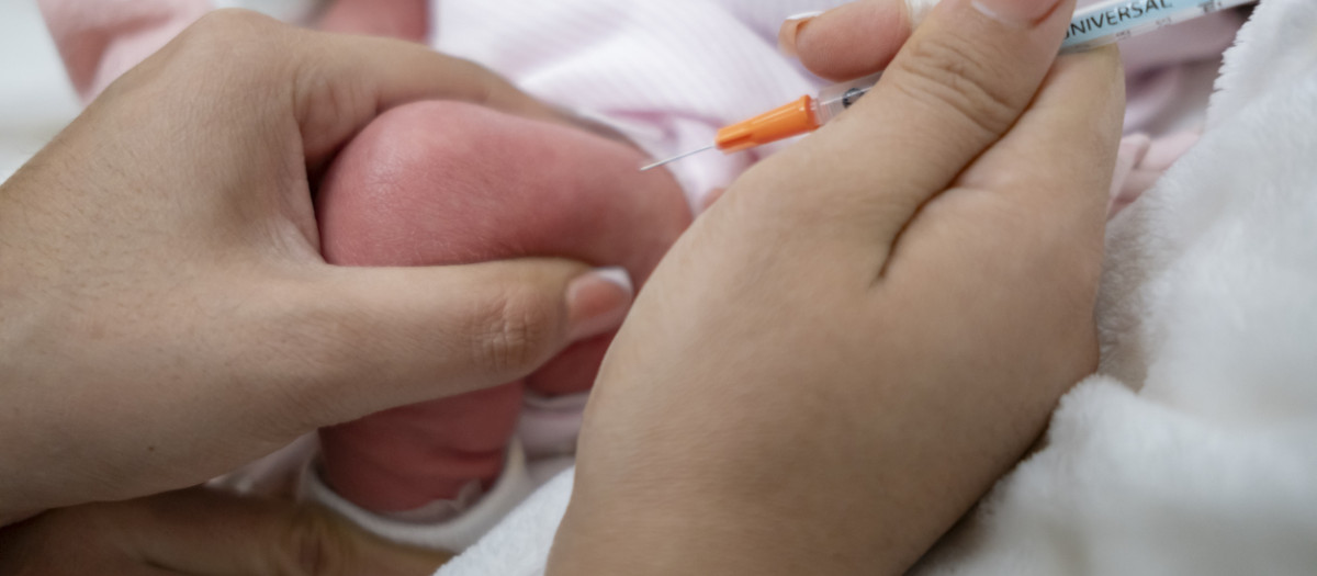 Vacuna a un recién nacido