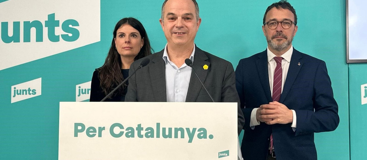El secretario general de Junts, Jordi Turull, acompañado de la líder del grupo parlamentario, Mònica Sales, y el portavoz del partido, Josep Rius
