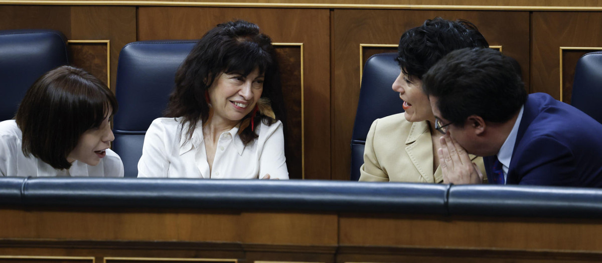 Los ministros Diana Morant, Ana Redondo, Elma Saiz y Óscar López (i a d), durante el pleno del Congreso
