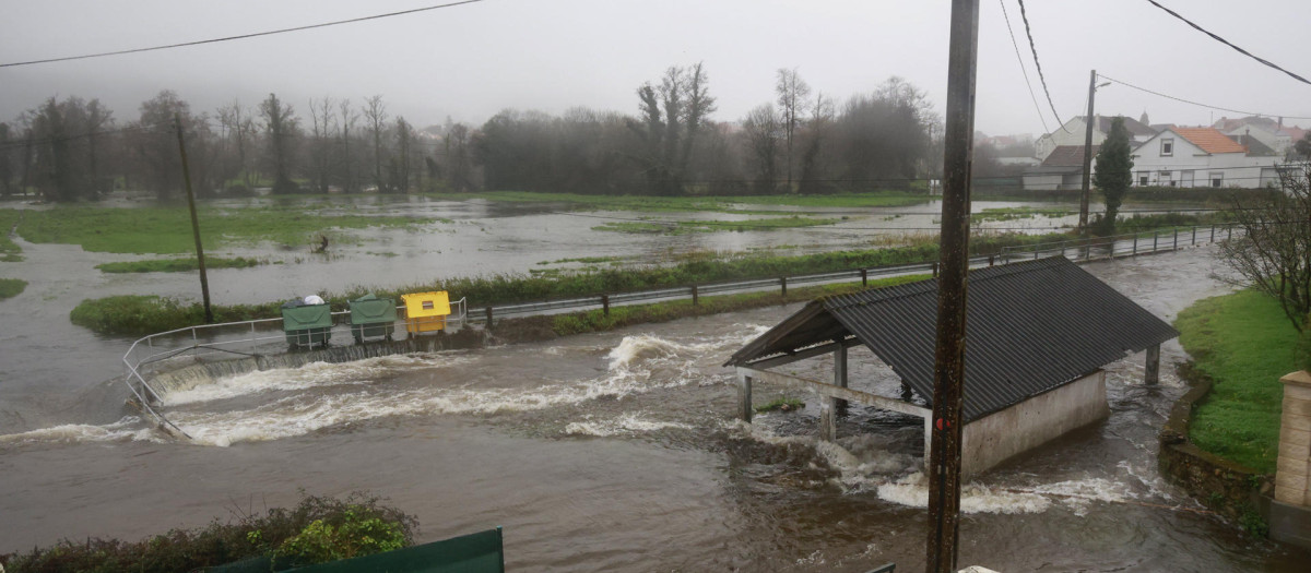 Vista de la localidad de Neda inundada tras el aumento del nivel de los ríos Belelle y Basteiro
