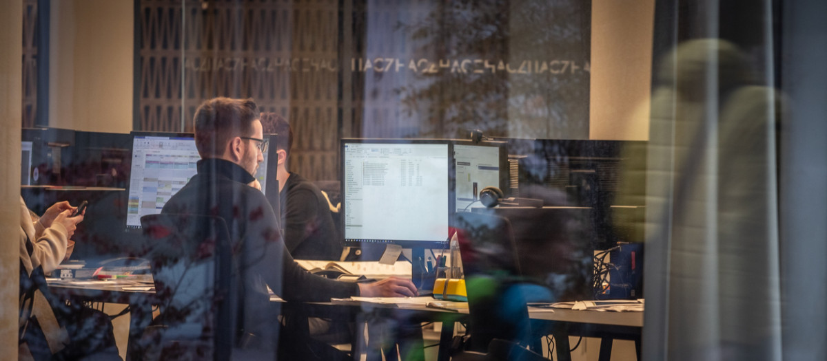 Un joven trabajando en una oficina