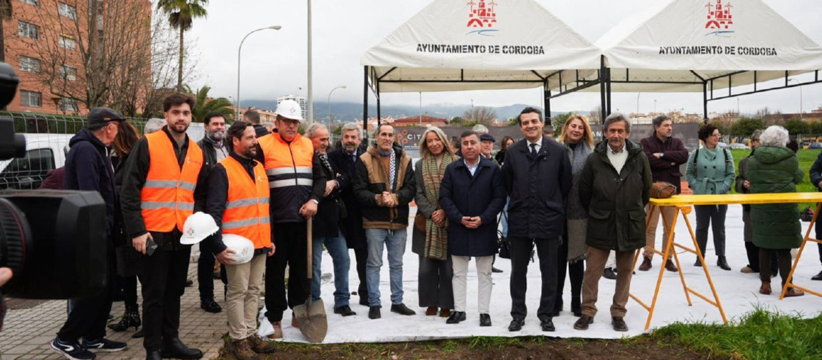 16/02/2026 El alcalde de Córdoba, José María Bellido, junto al delegado de Participación Ciudadana, Miguel Madruga; el presidente de la Gerencia de Urbanismo, Miguel Ángel Torrico, concejales y vecinos asisten al inicio de obra del Centro Cívico Noroeste..

El alcalde de Córdoba, José María Bellido, junto al delegado de Participación Ciudadana, Miguel Madruga, y el presidente de la Gerencia Municipal de Urbanismo (GMU), Miguel Ángel Torrico, han asistido este lunes al inicio de las obras del nuevo Centro Cívico Noroeste, situado en la calle Historiador Dozy con Calle Fernando Amor y Mayor, con una inversión de 4,3 millones de euros, para dar respuesta a más de 40.000 habitantes de una zona en crecimiento.

POLITICA ANDALUCÍA ESPAÑA EUROPA CÓRDOBA
AYUNTAMIENTO DE CÓRDOBA