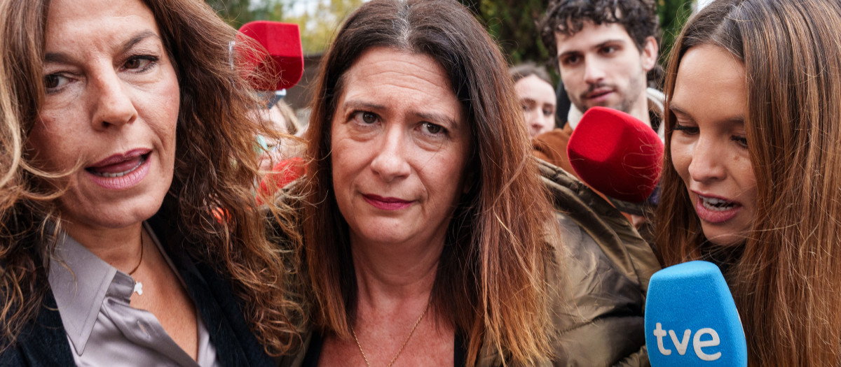 (Foto de ARCHIVO)
Leire Díez a su llegada a los juzgados de Plaza de Castilla para declarar por el caso ‘Leire Díez’, a 17 de noviembre de 2025, en Madrid (España). El ‘caso Leire Díez’  investiga los presuntos delitos de tráfico de influencias y cohecho de la exmilitante del PSOE. Se le acusa de liderar un plan para obtener información comprometedora de la UCO y la Fiscalía Anticorrupción, buscando anular investigaciones relevantes.

Matias Chiofalo / Europa Press
17/11/2025