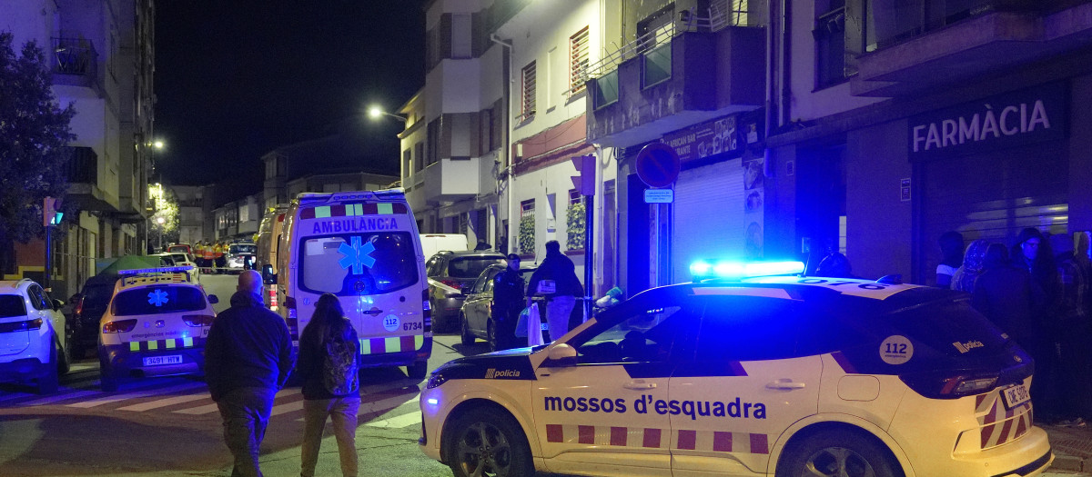 Dotaciones policiales en el lugar del incendio en Manlleu