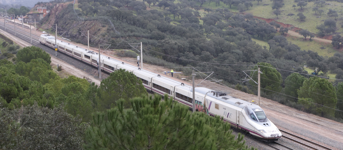 Imagen de un tren AVE a su paso por el tramo de vía, completamente restaurado
