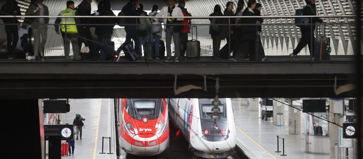 Varios pasajeros en los andenes del AVE en la estación de Santa Justa en Sevilla este martes