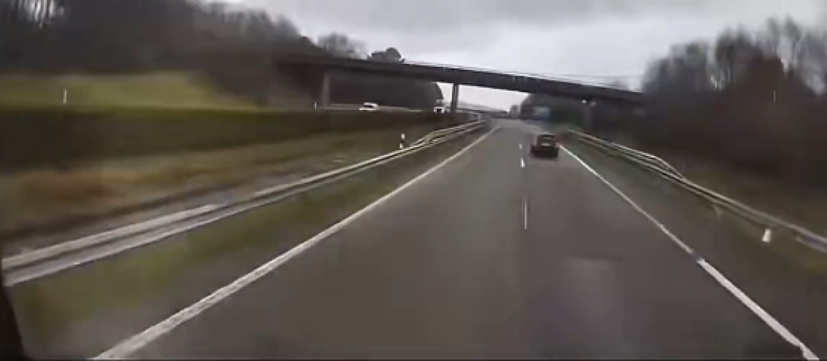 El camión literalmente aterriza en el otro carril de la A-4