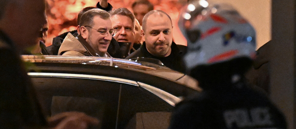 El secretario del Consejo de Seguridad Nacional y Defensa de Ucrania, Rustem Umerov (d), abandona el Hotel Intercontinental, mientras se celebra en Ginebra, el 17 de febrero de 2026