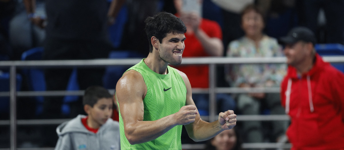 Carlos Alcaraz celebra su victoria en su estreno en el ATP 500 de Doha
