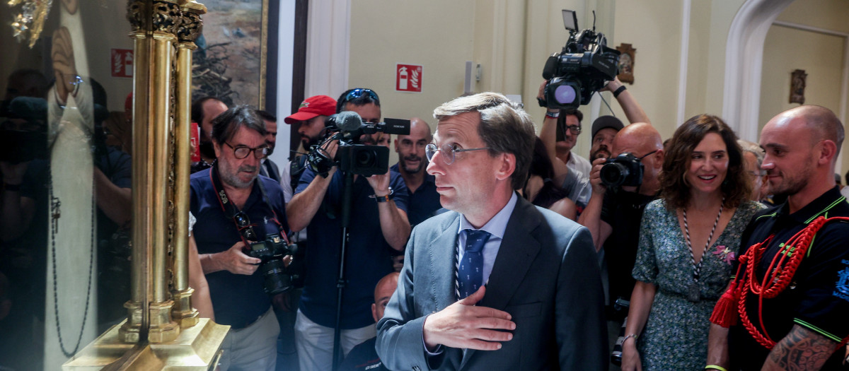 El alcalde de Madrid, José Luis Martínez-Almeida, besa el cuadro de la Virgen en la Iglesia de la Virgen de la Paloma
