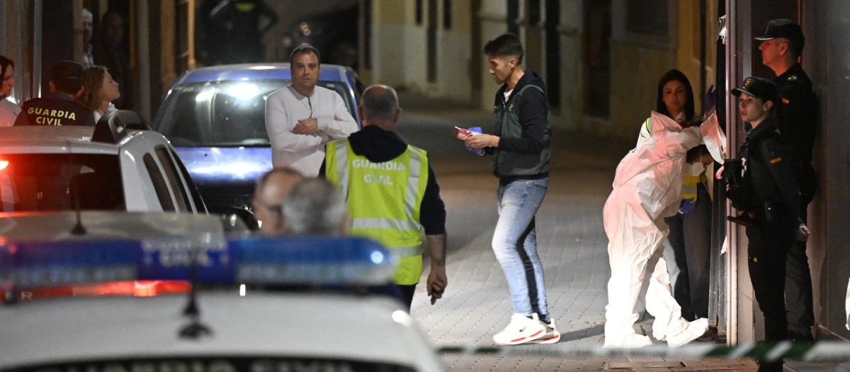 Imagen de la vivienda de Chilches en la que aparecieron los cadáveres de una mujer de 47 años y de su hija de 12.