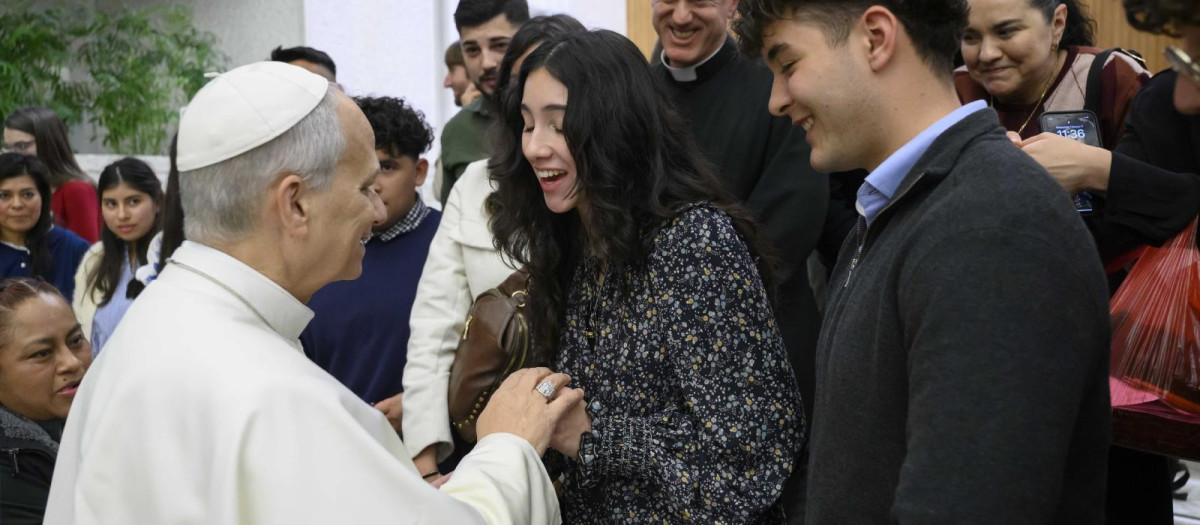 Sophia Gutierrez (centro), estudiante de la Escuela Holy Innocents en Long Beach, California, saludando al Papa León XIV
