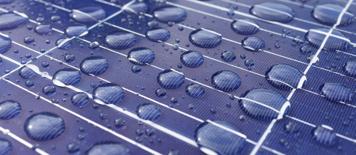 Lluvia en un panel solar