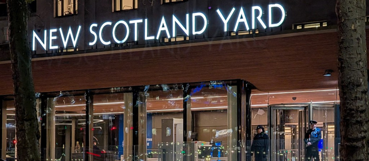 The illuminated facade of New Scotland Yard, the headquarters of the Metropolitan Police Service, is seen at night on Victoria Embankment in London, England, United Kingdom, on December 22, 2025. (Photo by Michael Nguyen/NurPhoto) (Photo by Michael Nguyen / NurPhoto via AFP)