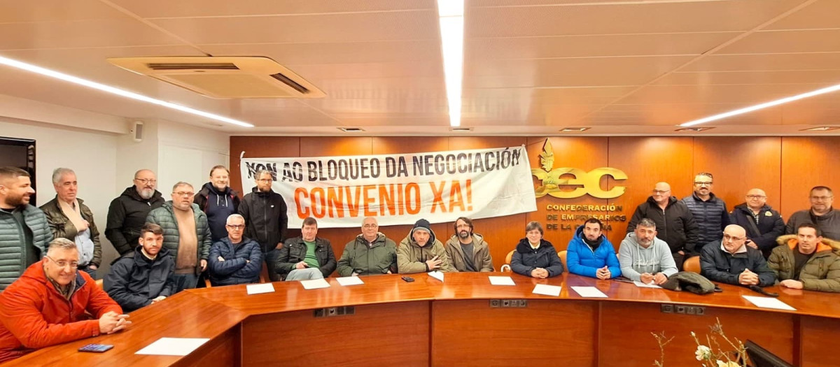 Sindicalistas se encierran en la sede patronal de La Coruña para exigir ...