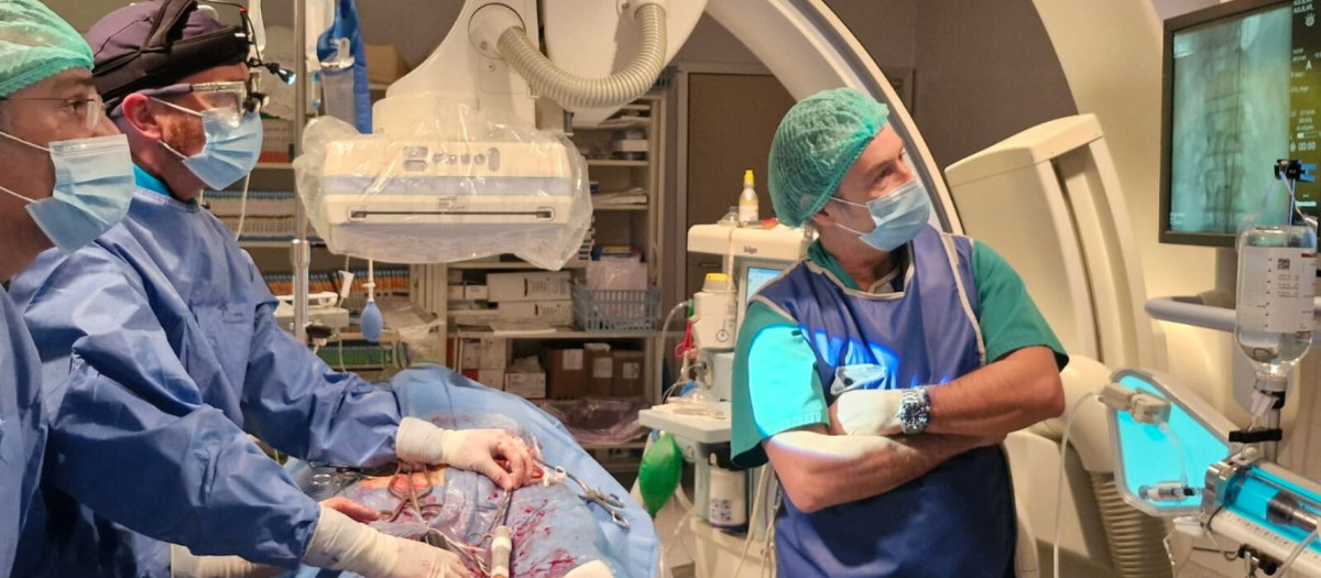 Un momento de la intervención en la sala de hemodinámica del Hospital San Juan de Dios Córdoba