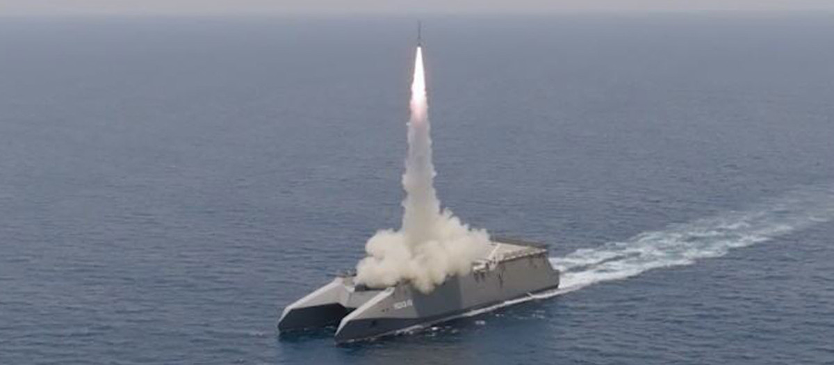 Lanzamiento de un cohete durante un ejercicio militar realizado por miembros del CGRI y la Armada en el Estrecho de Ormuz