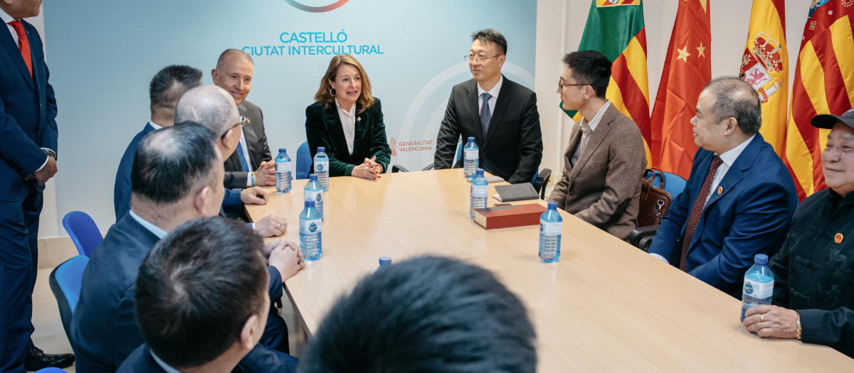 Begoña Carrasco durante la reunión con el secretario general de la Embajada de China