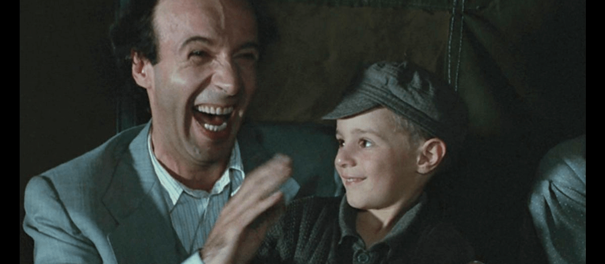 Los actores Roberto Benigni (a la derecha) y Giorgio Cantarini (izquierda) en La vida es bella