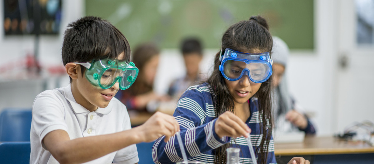 Dos niños realizando un experimento científico