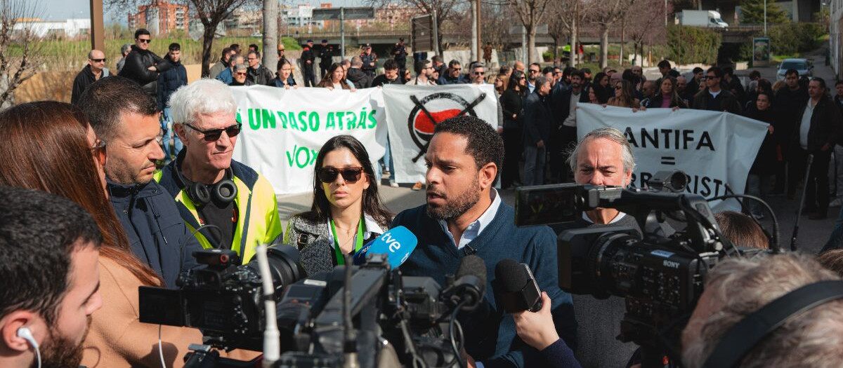 Ignacio Garriga atiende a los medios en Montcada i Reixac