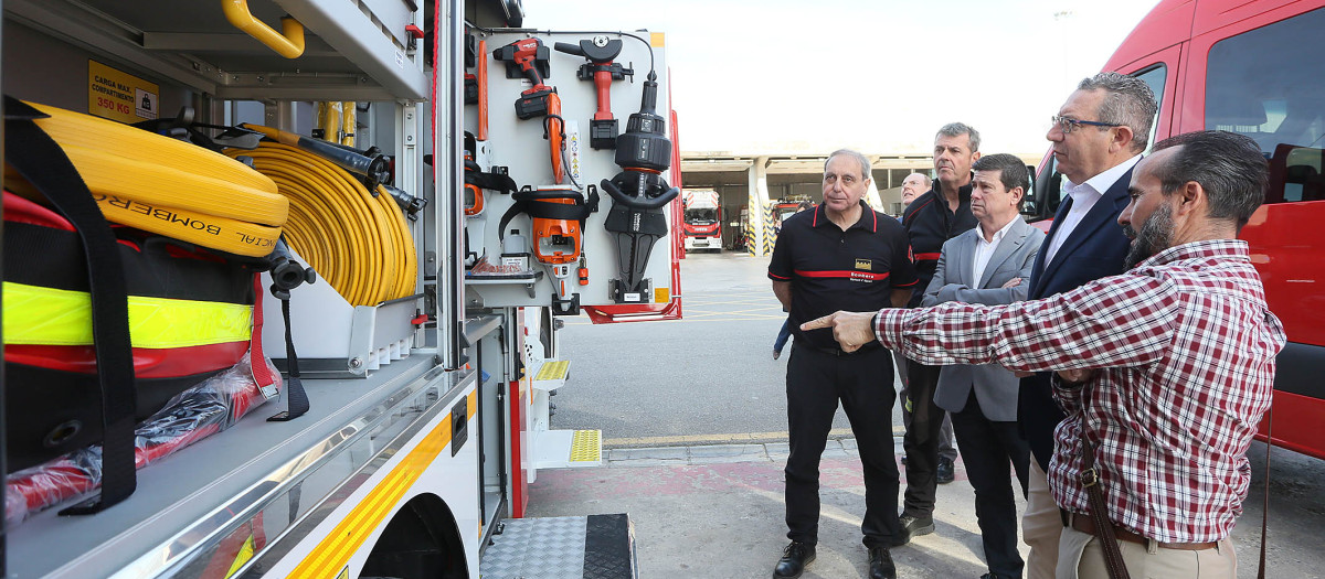 El presidente de la Diputación de Alicante, Toni Pérez, durante su visita a la estación de bomberos de San Vicente del Raspeig