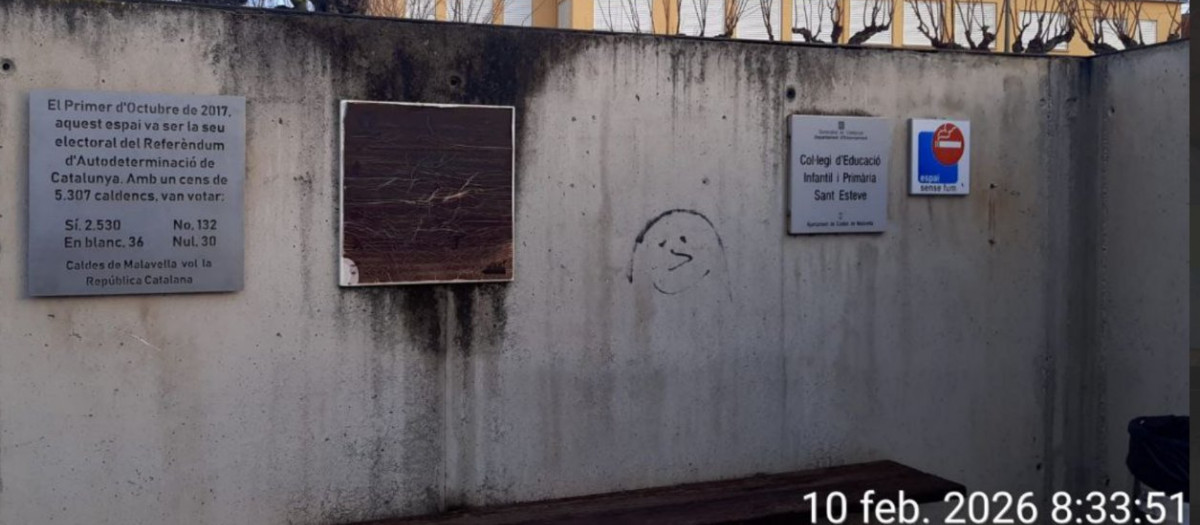La placa que se puede ver en el colegio de Caldes de Malavella (Gerona)
