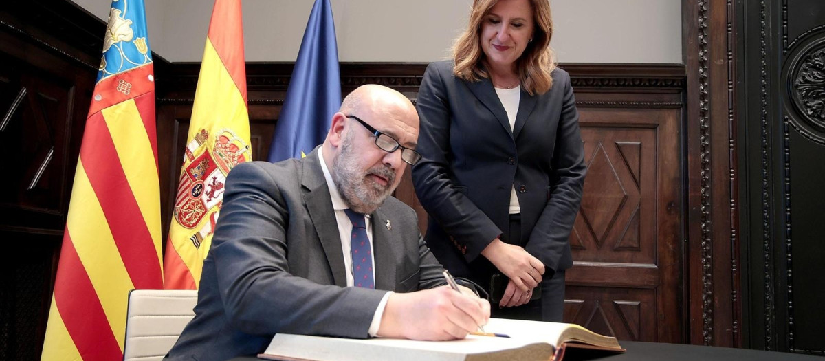 Imagen de la alcaldesa de Valencia y de su homólogo de Palma de Mallorca tomada este miércoles