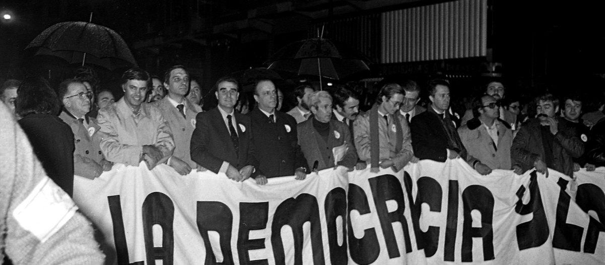 Manifestación bajo el lema "Por la libertad, la democracia y la Constitución" el 27 de feberrero de 1981
