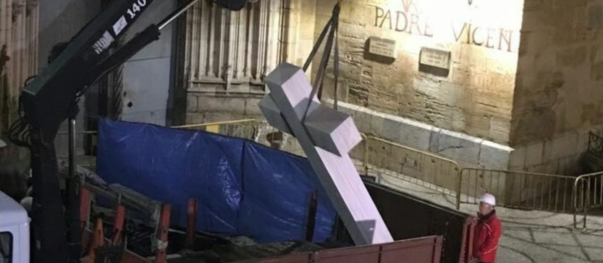 Retirada de la cruz en 2018, en Callosa de Segura (Alicante).

REMITIDA / HANDOUT por ABOGADOS CRISTIANOS
Fotografía remitida a medios de comunicación exclusivamente para ilustrar la noticia a la que hace referencia la imagen, y citando la procedencia de la imagen en la firma
05/2/2025