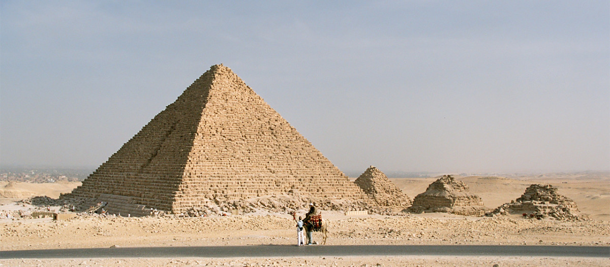 La pirámide de Micerino y las tres pirámides de las reinas