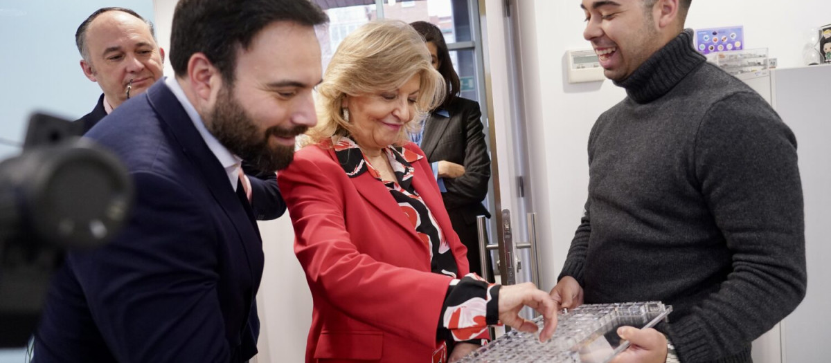La delegada de Economía, Engracia Hidalgo, y el concejal Ángel Niño, durante la visita al vivero de empresas de Moratalaz