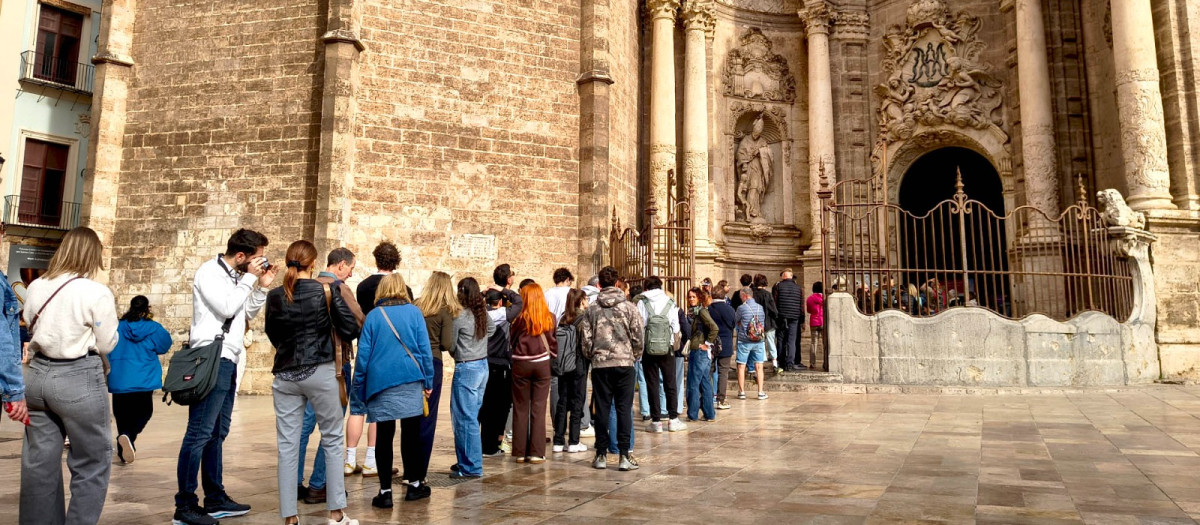 Colas para visitar el Santo Cáliz de Valencia