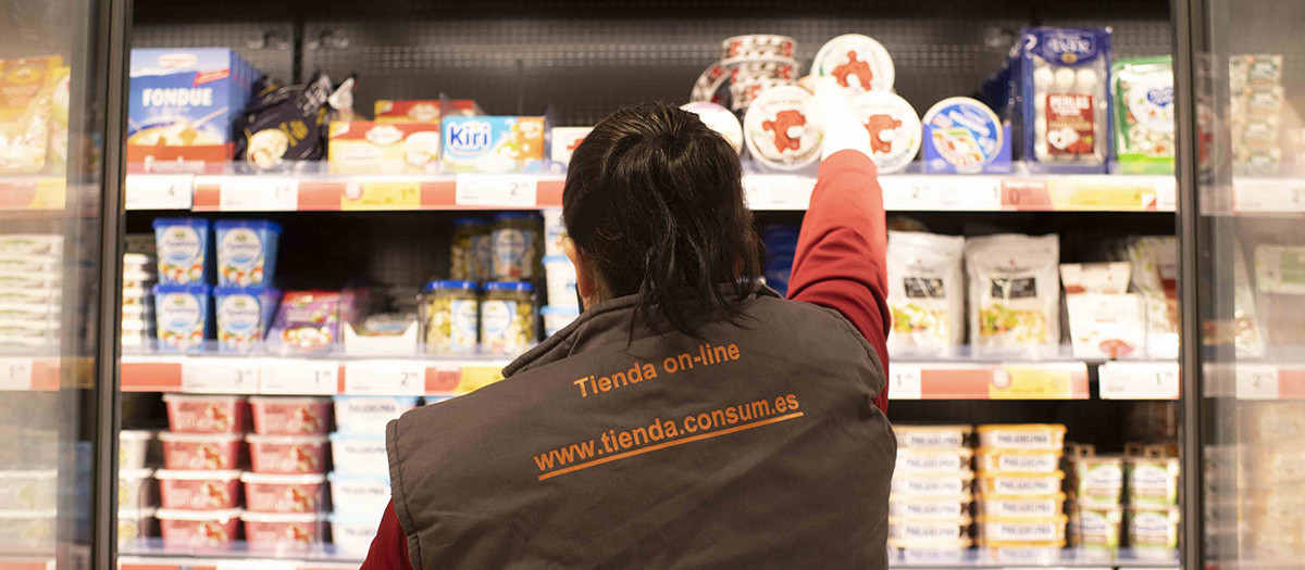 Imagen de una trabajadora de Consum
