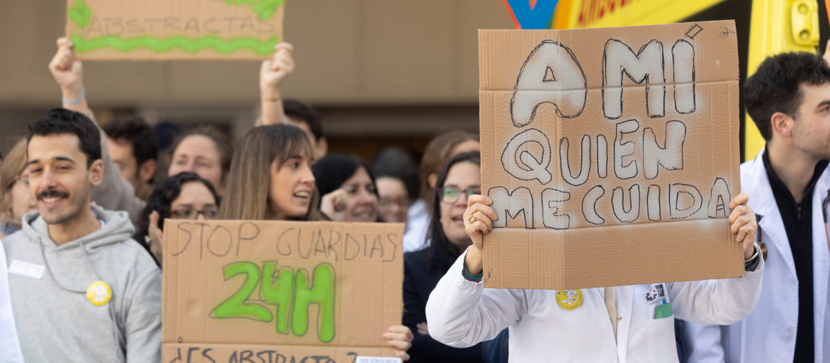 Varias personas durante una concentración, frente al Hospital Universitario de Móstoles, en la cuarta jornada de huelga general del sector médico