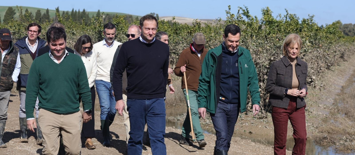 Visita del comisario europeo de Agricultura, Christophe Hansen, a Jerez de la Frontera (Cádiz), junto al presidente de la Junta de Andalucía, Juanma Moreno