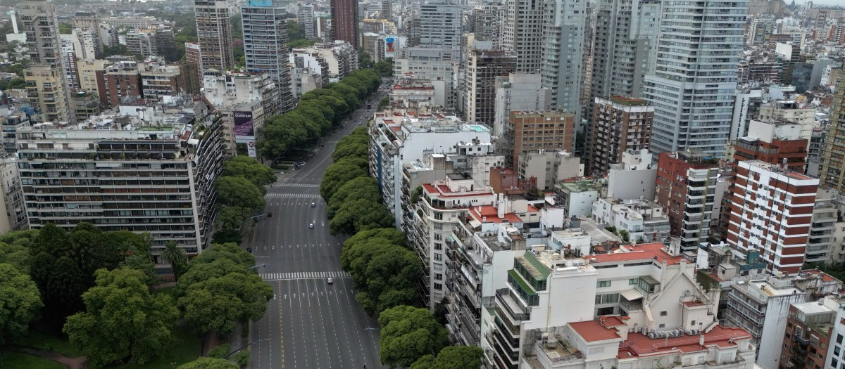 Aerial view of an empty highway during a 24-hour general strike called by workers' unions against the labor reform proposed by President Javier Milei in Buenos Aires on February 19, 2026. The Argentine government faces this Thursday the fourth general strike of its administration, on the same day the Chamber of Deputies will debate a controversial labor reform pushed by ultraliberal President Javier Milei, which was already approved by the Senate last week. (Photo by Luis ROBAYO / AFP)