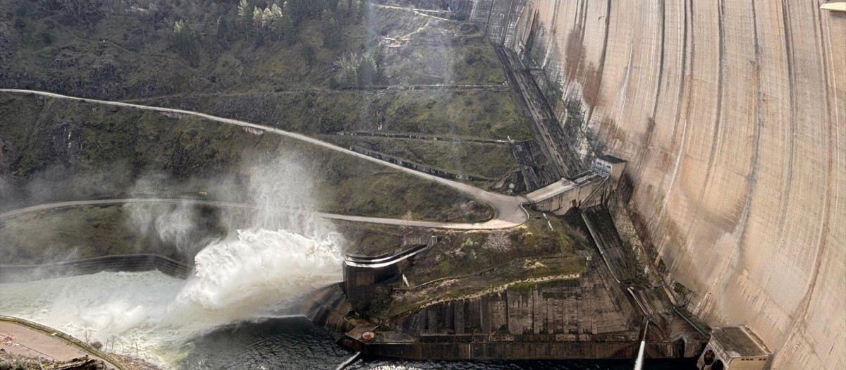 El embalse de El Atazar soltando agua tras las lluvias