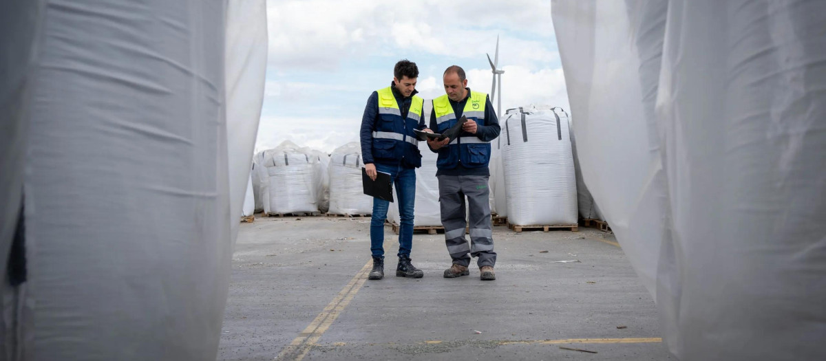 Sulayr opera en más de 15 países europeos, con una red de reciclaje PET certificada, eficiente y trazable