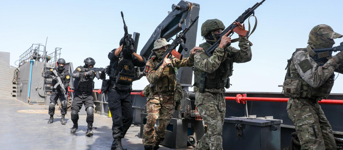 Una fotografía facilitada por el ejército iraní muestra a soldados iraníes y rusos durante un ejercicio naval conjunto en el Mar de Omán, al sur de Irán,