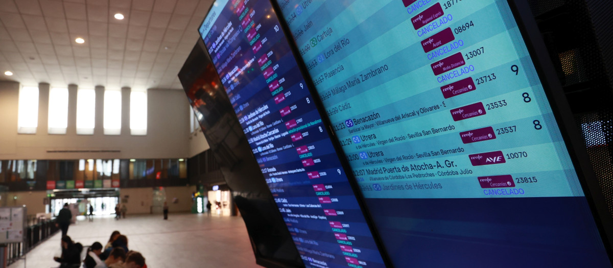 Imagen del vestíbulo de la estación de Santa Justa de Sevilla (archivo)