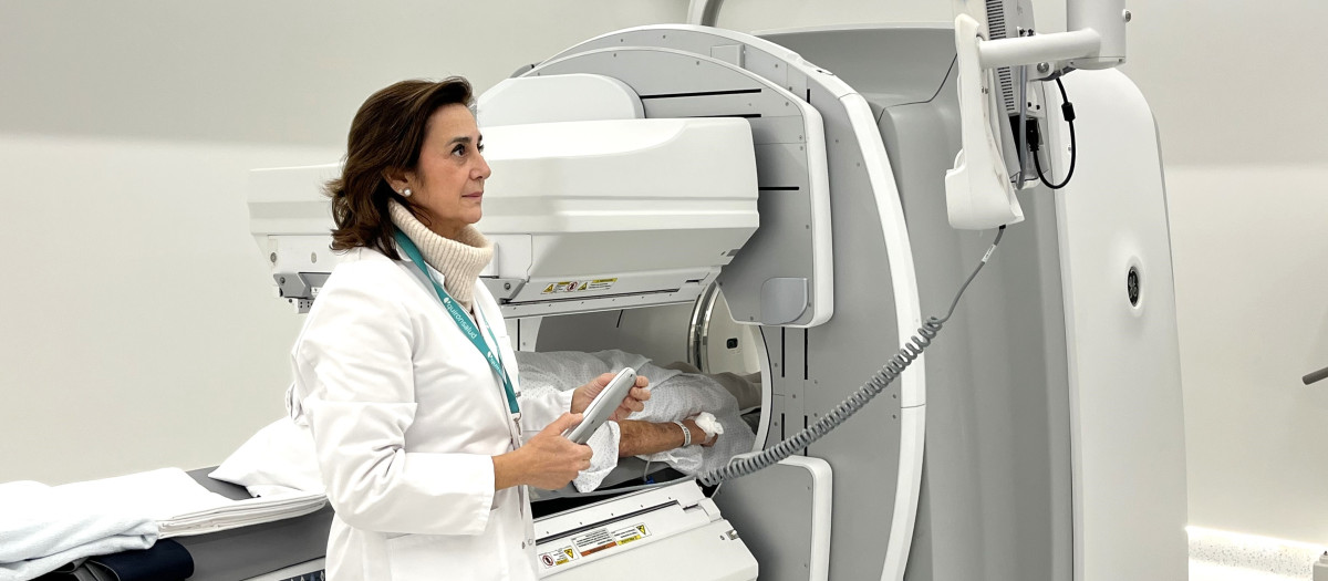 La doctora Benítez durante la realización de una prueba en la gammacámara.