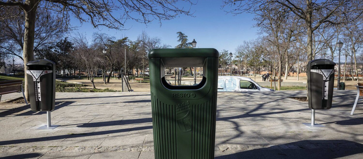 Uno de los modelos de las nuevas papeleras de gran capacidad de Madrid