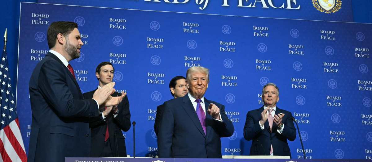 El presidente Donald Trump y sus colaborares más cercanos en un acto de la Junta de Paz en Washington