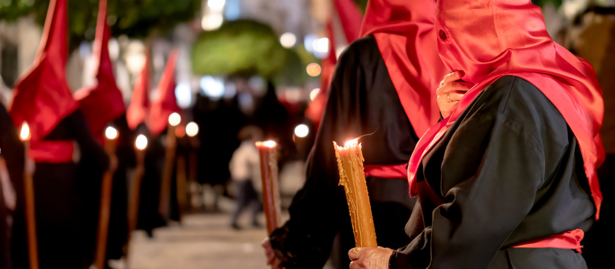 Nazarenos caminan en procesión