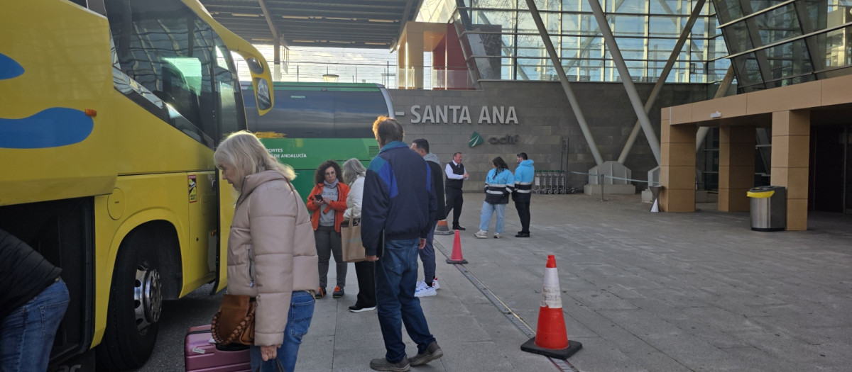 Pasajeros hacen trasbordo en autobús en Santa Ana tras llegar en en el AVE de Madrid