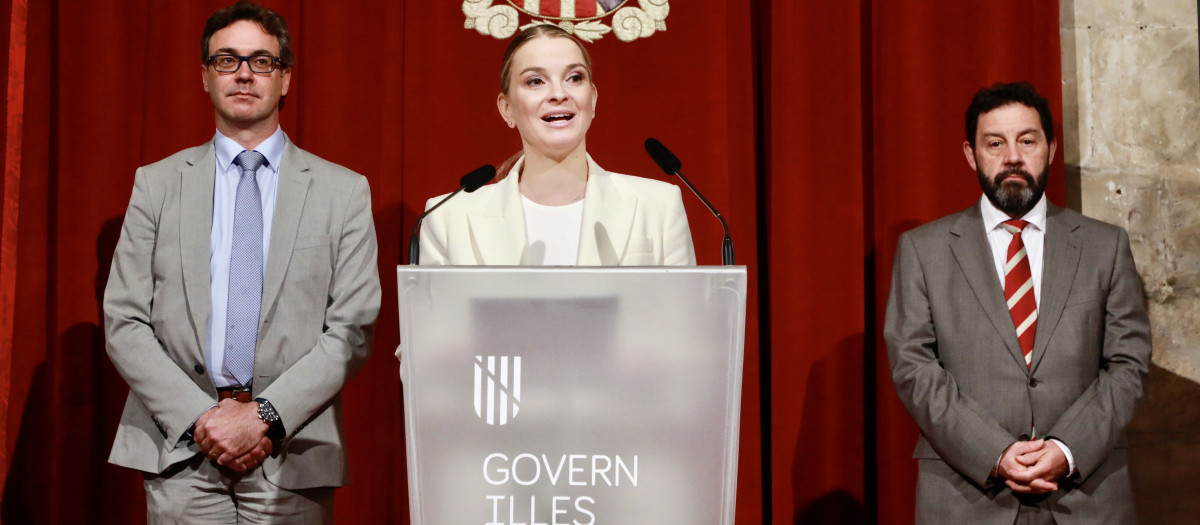 La presidenta del Govern, Marga Prohens; el vicepresidente primero y conseller de Economía, Hacienda e Innovación, Antoni Costa; y el director general de Presupuestos y Financiación, Tomeu Alcover